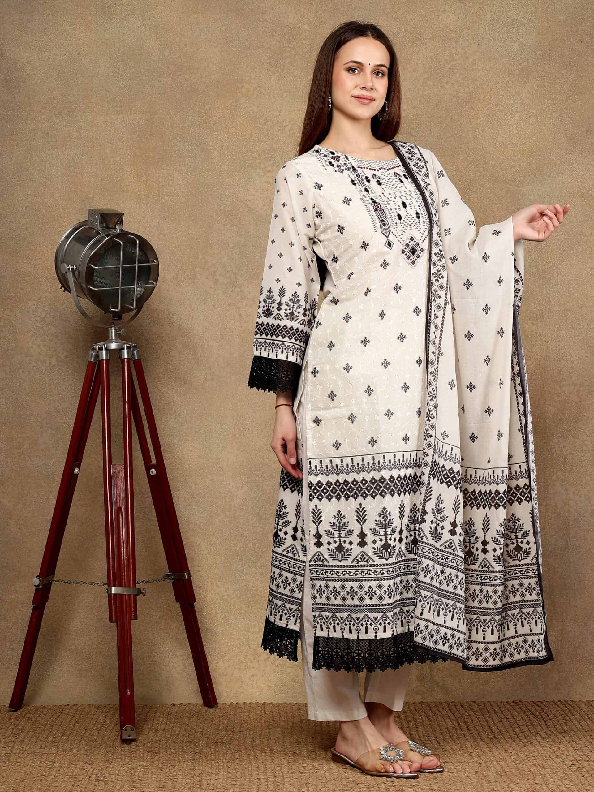 White Embroidered Pakistani Style Kurta Dupatta Set - etraana